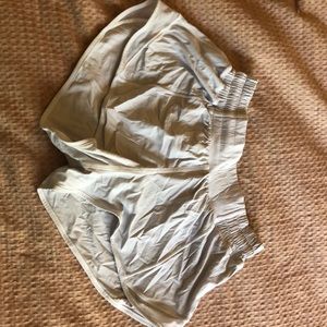White lululemon hotty hot shorts size 2 reg 2.5 inch